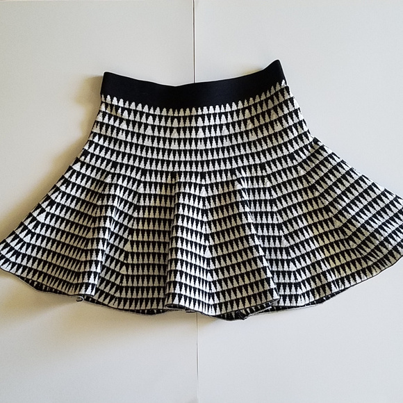 Forever 21 Dresses & Skirts - FOREVER 21 HOUNDSTOOTH THICK BLACK WHITE SKIRT MED